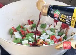 Illustration of how to stir-fry lotus root and bitter melon 11