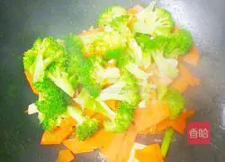How to stir-fry broccoli with carrots Illustration 8
