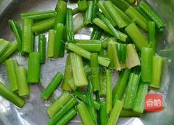 Illustration of how to make celery and peanuts 2