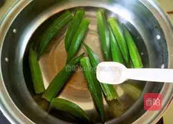Illustration of how to make cold okra 4