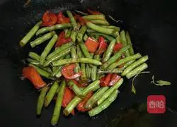 Illustration of how to make fried long beans with red pepper and soy sauce 12