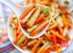 Illustration of how to stir-fry carrots with king oyster mushrooms 12