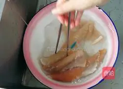 Illustration of how to make pork skin jelly 1