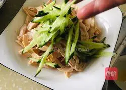 Illustration of how to make shredded chicken breast 4