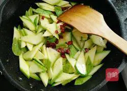 Illustration of how to make spicy zucchini 8