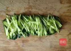 Illustration of how to make cucumber mixed with vermicelli rind 3