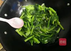 Illustration of how to stir-fry mustard greens 7