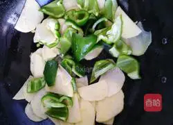 Illustration of how to make green pepper and potato slices 3