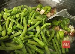 Illustration of how to make stir-fried cowpeas with mushrooms 16