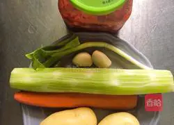 Illustration of how to make spicy cabbage with vinegar and three shredded vegetables 1