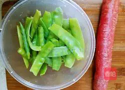 Illustration of how to make garlic snow peas 1