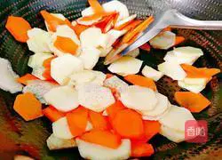 Illustration of how to stir-fry carrots and yam 7