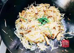 Illustration of how to make fried mung bean sprouts 5