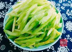 Illustration of how to make celery lily 4