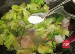 Illustration of how to make fried onions and lettuce 8