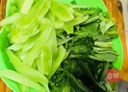 Illustration of how to stir-fry lettuce and lettuce leaves 1