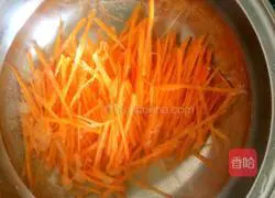 Illustration of how to make fried carrots with enoki mushrooms 6