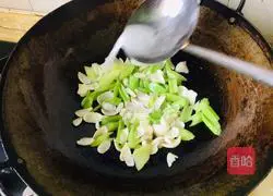 Illustration of how to stir-fry celery and lily 10