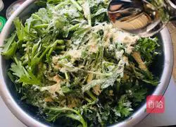 Illustration of how to make fried noodles with steamed chrysanthemum chrysanthemum 3