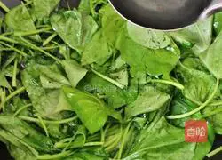 Illustration of how to stir-fry sweet potato leaves 5