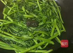 Illustration of how to make Xiangchou soybean sauce stir-fried water spinach 3