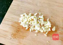 Illustration of how to make peanuts mixed with water spinach 7