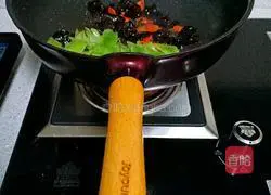 Illustration of how to make fried lettuce with black fungus, carrot and lettuce 5