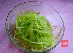 Illustration of how to make cold shredded lettuce 2