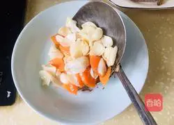 Illustration of how to stir-fry carrots and lilies 11