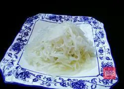 Illustration of how to make shredded radish with scallion oil 8