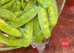 Illustration of how to make fried lotus root slices with snow peas 2
