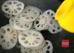 Illustration of how to make fried lotus root slices with chicken rice head 5