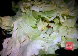 Illustration of how to make hot and sour shredded cabbage 6