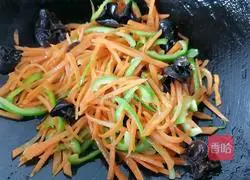 Illustration of how to stir-fry shredded carrots 9