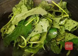 Illustration of how to stir-fry sweet potato leaves 5