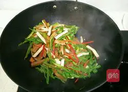 Illustration of how to stir-fry green peppers and dry them 7