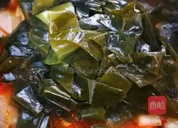 Illustration of how to stew kelp with potato slices 8