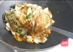 Illustration of how to make carrot and cabbage vermicelli 9
