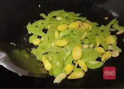Illustration of how to stir-fry bitter melon with corn shoots 10