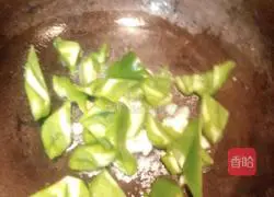 Illustration of how to stir-fry lotus pond vegetables 6