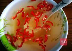 Illustration of how to make radish with osmanthus honey juice 3