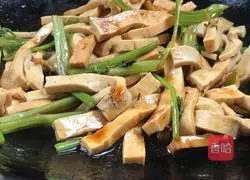 西Illustration of how to make stir-fried dried tofu with celery 10