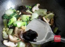 Illustration of how to make stir-fried mushrooms and rapeseed 8