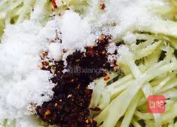 Illustration of how to make cold kohlrabi silk 3