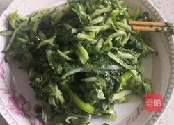 Illustration of how to make pepper, lettuce and cucumber shreds 4