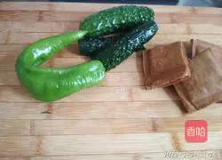 Illustration of how to make stir-fried cucumbers and green peppers 1