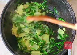 Illustration of how to make fried leeks with potato slices 10