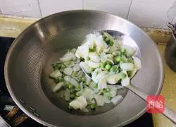 Illustration of how to stir-fry green beans and lilies 3