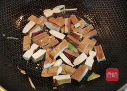 Illustration of how to make stir-fried leeks and dried leeks 3