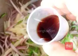 onion Illustration of how to make stir-fried shredded potatoes 9